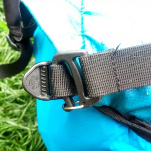 Fixace jednoduchého popruhového bederáku na batohu Boll QUANTUM 35-47.