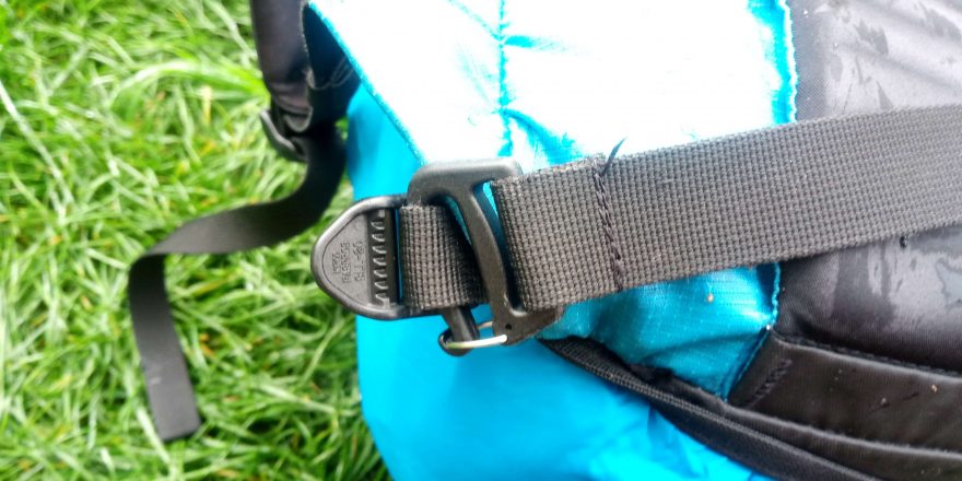 Fixace jednoduchého popruhového bederáku na batohu Boll QUANTUM 35-47.