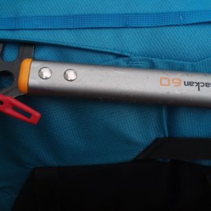 Gumičku lze i velmi jednoduše přetáhnot přes lopatku či tlouk cepínu a takto zajistit - Boll QUANTUM 35-47.