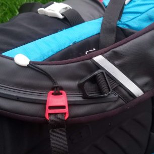 Hrudní pás lze snadno výškově nastavit a rozepnout na libovolné straně - Boll QUANTUM 35-47.