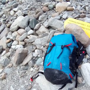 Pohled na zesílený čelní panel batohu Boll QUANTUM 35-47.