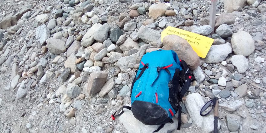 Pohled na zesílený čelní panel batohu Boll QUANTUM 35-47.