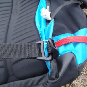 Popruhový bederák na batohu lze buď odepnout úplně nebo nahradit polstrovaným - Boll QUANTUM 35-47.