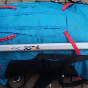 Při fixaci cepínu se neprve zastrčí topůrko takto za popruh - Boll QUANTUM 35-47.