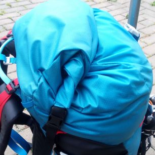 Rolování batohu a zajištění do bočních spon od víka na batoh Boll QUANTUM 35-47.