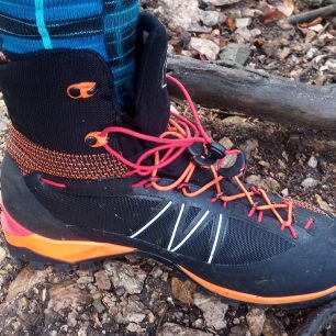 Detail dvojitého šněrování bot Garmont G-Radikal GTX