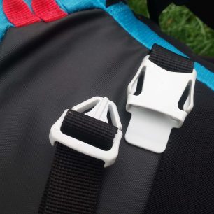 Speciální spona na bočním popruhu takto zabraňuje povolování - Boll QUANTUM 35-47.