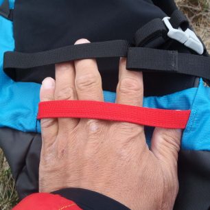 Spodní boční popruh pro zasunutí lyží a jejich fixaci - Boll QUANTUM 35-47.