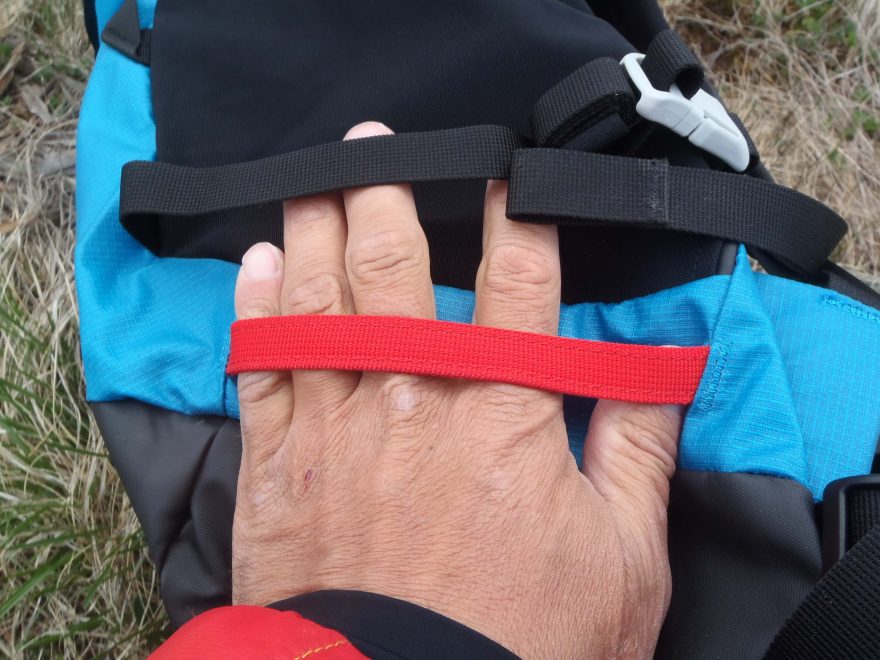 Spodní boční popruh pro zasunutí lyží a jejich fixaci - Boll QUANTUM 35-47.