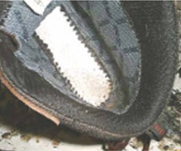 Zřetelné švy odhalují přišití stélky u bot vyrobených vstřikovanou technologií.