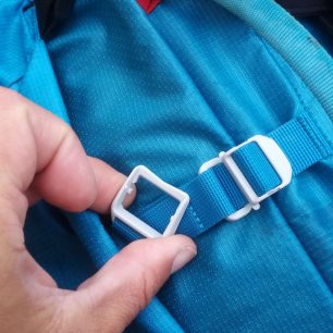 Víko lze odepnout i bez nutnosti rozepnutí hlavního popruhu pod víkem, což je skvělé - Boll QUANTUM 35-47.