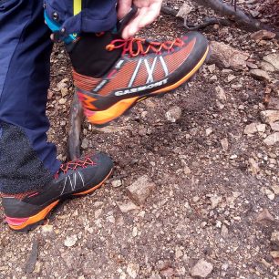 Obouvání je díky širokému vstupu a jazyku s klíny snadné - Garmont G-Radikal GTX