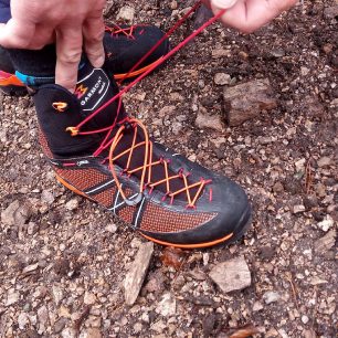 Poslední očka jsou párem háčků pro zaseknutí horního šněrování - Garmont G-Radikal GTX