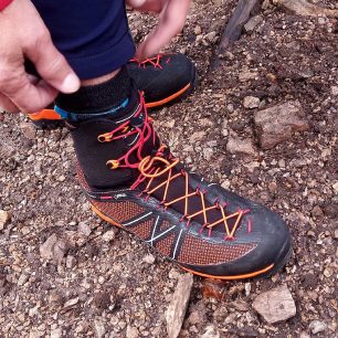 Zastrčení šněrování pod fixační gumičku - Garmont G-Radikal GTX