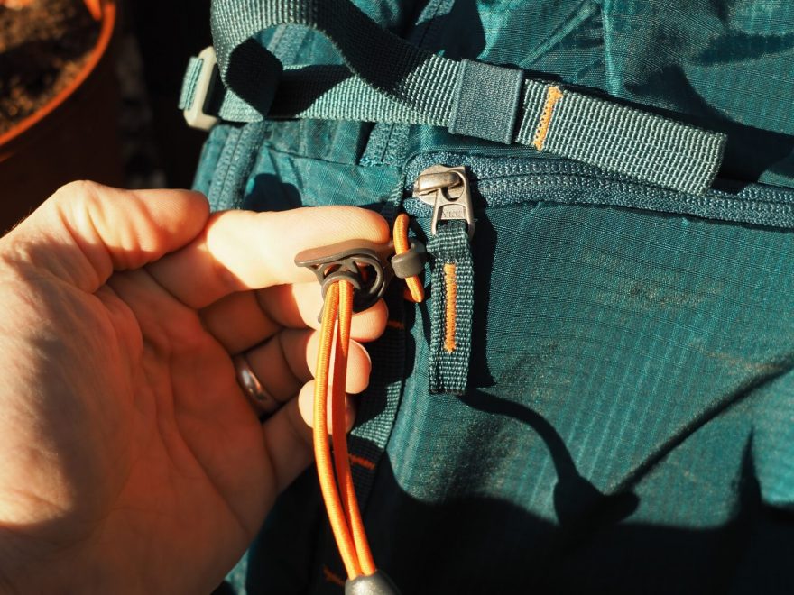 Detail háčku pro uchycení trekových hůlek. Stejné háčky jsou použity napříč celou řadou roku 2020.