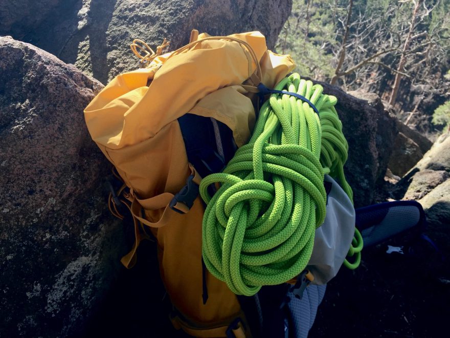 Ani při odklopeném víku batohu Deuter Guide 34+ lanu nespadne