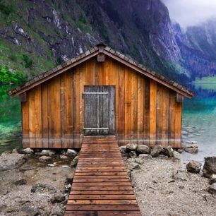 Smaragdové jezero Obersee je ikonou Berchtesgadenu, Německo