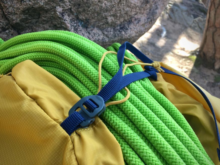 Detail upnutí lana na botoh Deuter Guide 34+