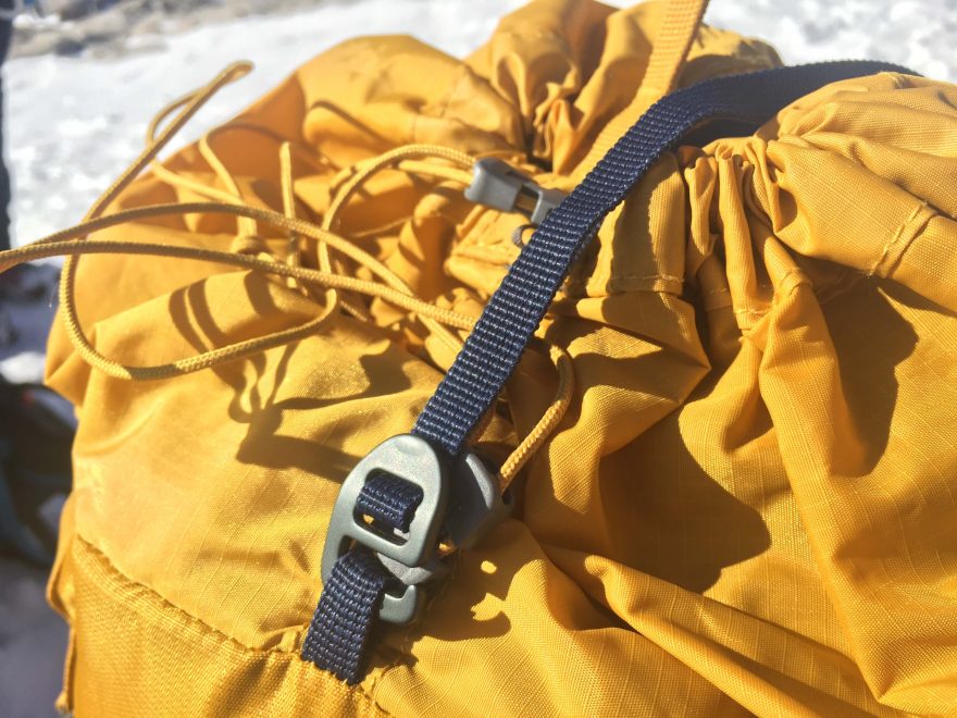 Popruh na lano batohu Deuter Guide 34+ provlečený přes horní vstup