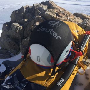 Síťka na helmu na batohu Deuter Guide 34+