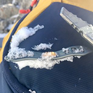 Systém upevnění cepínu na batohu Deuter Guide 34+