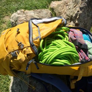 Velmi praktický čelní vstup do batohu Deuter Guide 34+