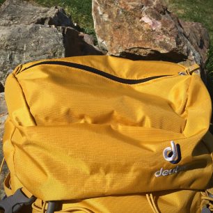 Vrchlík batohu Deuter Guide 34+ s vnější kapsou s voděodolným zipem
