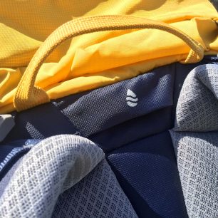 Vývod hydratačního systému na batohu Deuter Guide 34+