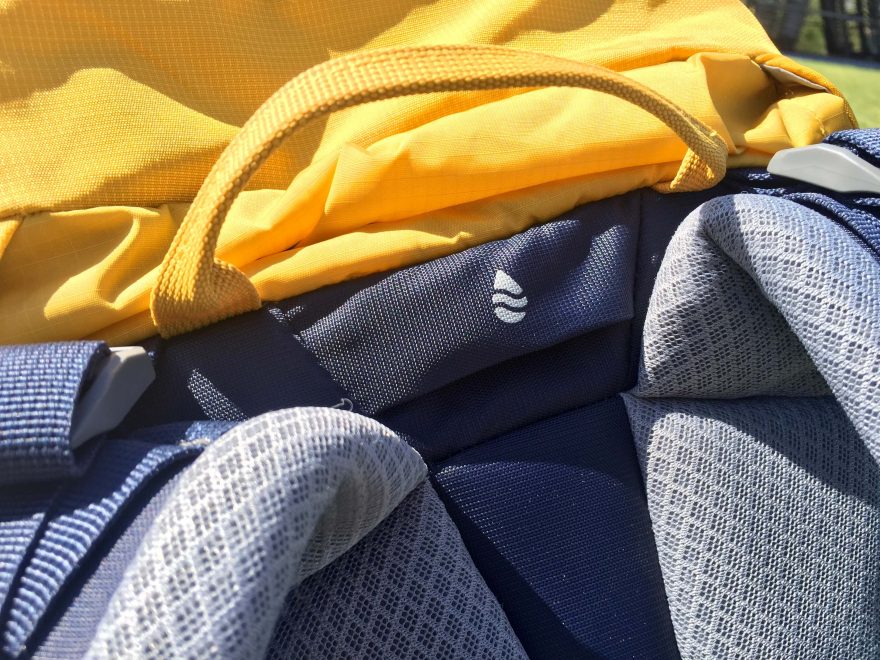 Vývod hydratačního systému na batohu Deuter Guide 34+