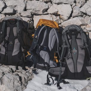 Zádový systém několika generací batohu Deuter Guide