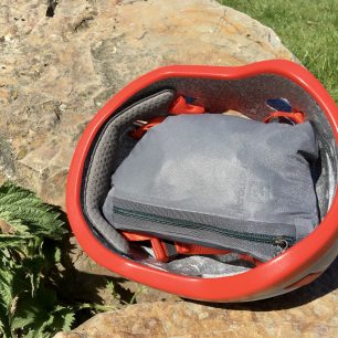 Bunda Salomon Outspeed 360 3L se pohodlně vejde do lezecké helmy.