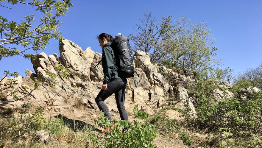 Bundě Salomon Outspeed 360 3L lehký batoh rozhodně neuškodí.