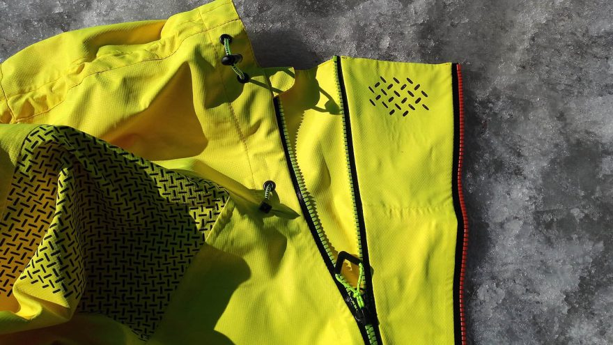 Detail extra zipu na límci bundy ALPINE PRO NAN