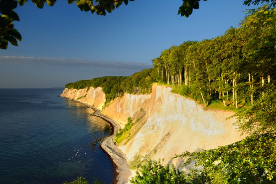 Křídové útesy v NP Jasmund, Mecklenburg-Vorpommern, Německo.