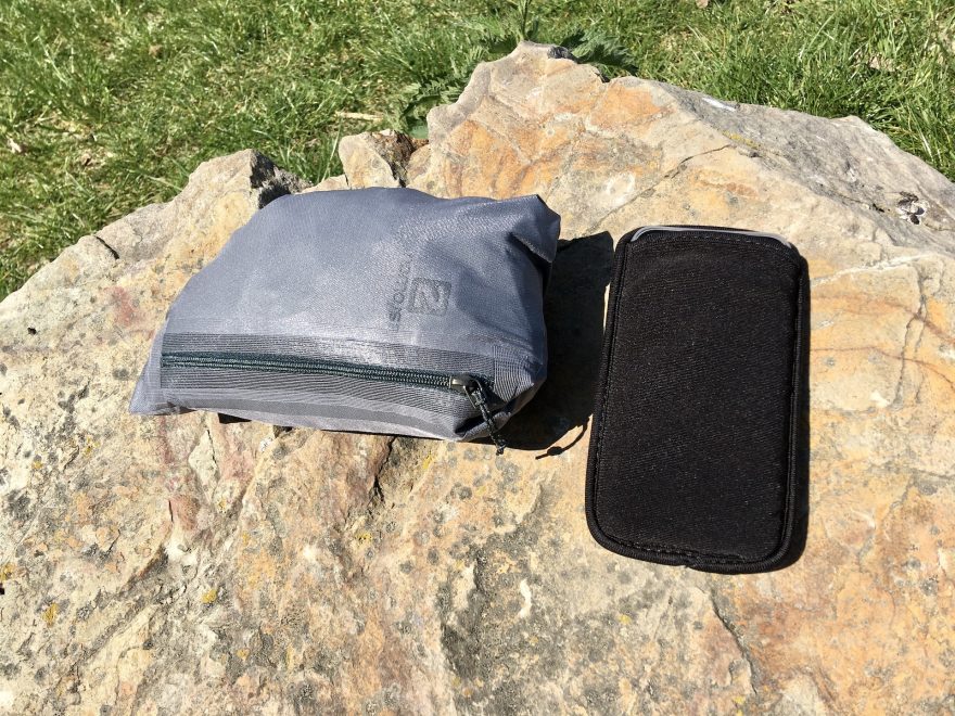 Srovnání velikosti bundy Salomon Outspeed 360 3L s iPhonem 6.