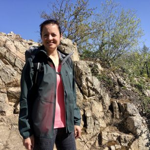 Všimněte si velmi lehkého materiálu bundy Salomon Outspeed 360 3L.