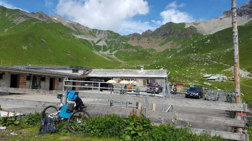 Nejsnazší výstup na Vorder Grauspitz se nabízí ze švýcarské strany, od salaše Ijes.