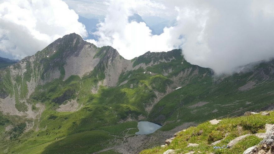 Ani na jeden z vrcholů Grauspitz nevede značená turistická stezka.