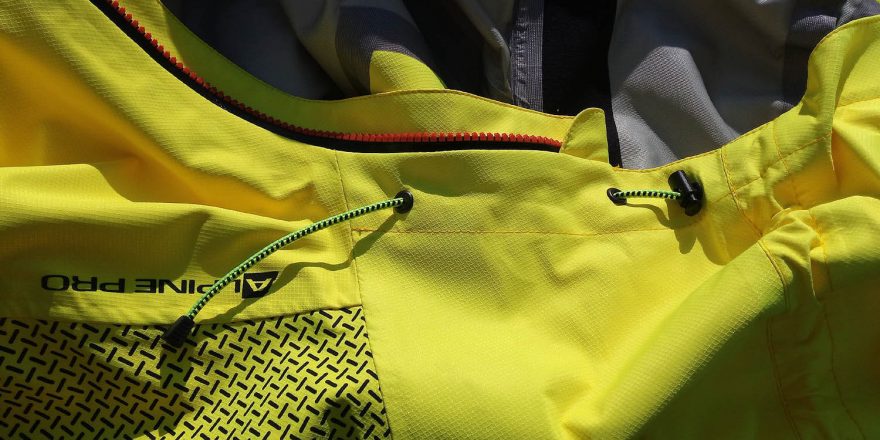 Detail stahování kapuce bundy ALPINE PRO NAN