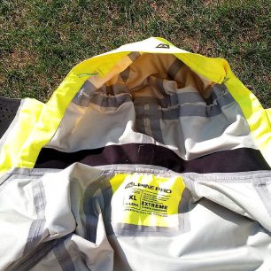 Podložení materiálu příjemným microfleecem za krkem a na límci - ALPINE PRO NAN