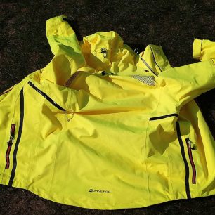 Rozložení vnějších kapes a ventilace na bundě ALPINE PRO NAN