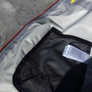 Vnitřní síťovaná kapsa u bundy ALPINE PRO NAN