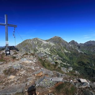 Výhled od vrcholového kříže Großer Hengst (2159m) na vrcholy Kleiner a Großer Bösenstein, Taury, Rakousko.