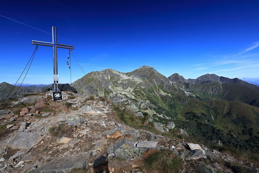 Výhled od vrcholového kříže Großer Hengst (2159m) na vrcholy Kleiner a Großer Bösenstein, Taury, Rakousko.