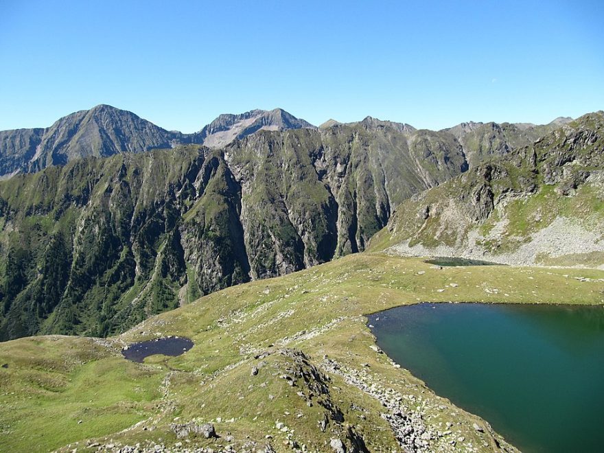 Jezero Mitterkarsee a výhledy na Preber (2740m), Mühlbachtörl, Roteck (2742m), Barbaraspitzen ve Schladmingských Taurách.