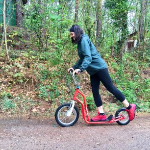 Bunda Salomon Outspeed 360 3L se hodí i na koloběžné aktivity.