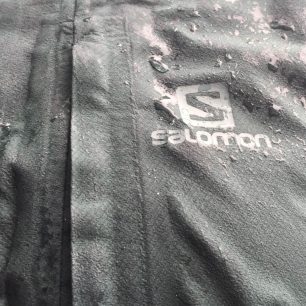 Detail krycí légy zipu bundy Salomon Outspeed 360 3L.