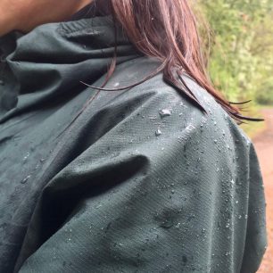 Materiál bundy Salomon Outspeed 360 3L je dostatečně nepromokavý.