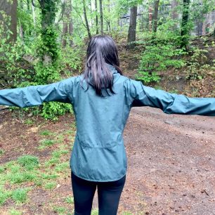 Rukávy bundy Salomon Outspeed 360 3L jsou dostatečně dlouhé.