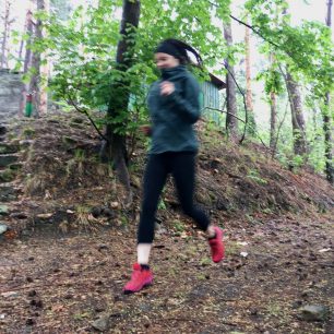 V bundě Salomon Outspeed 360 3L si užijete i krátké výběhy.